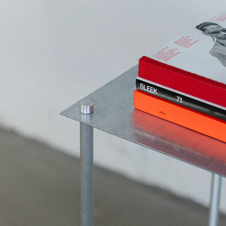 PLATFORM Stahlregal aus verzinktem Stahl mit Büchern