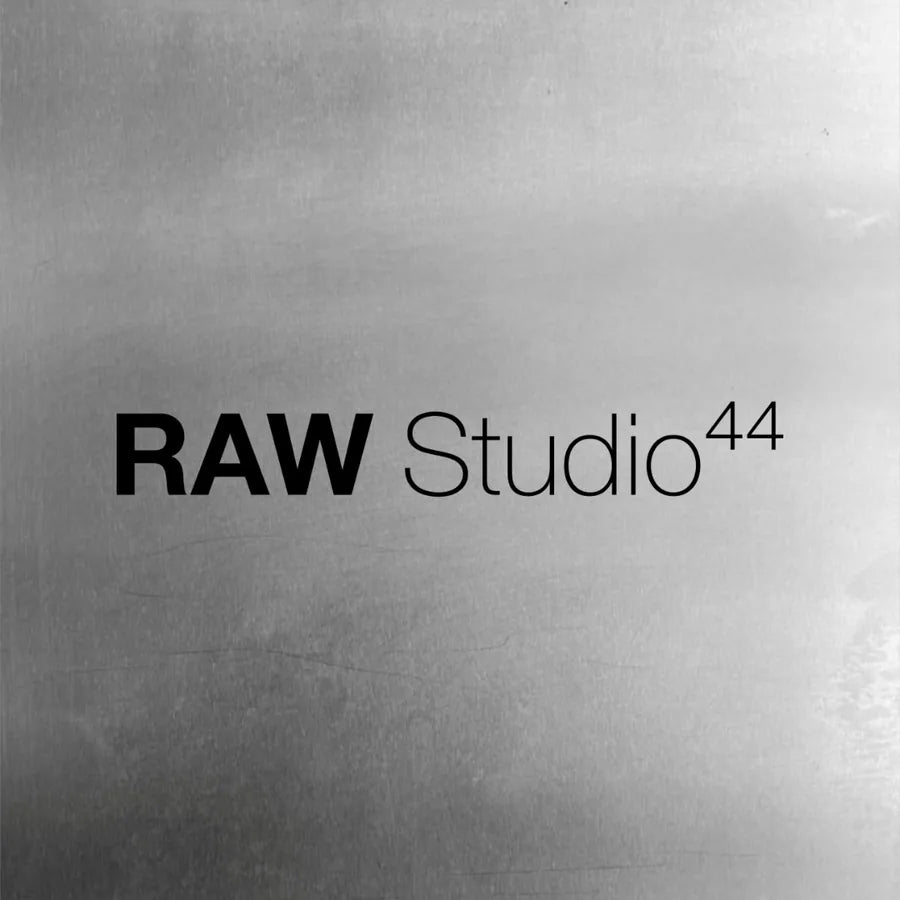 RAW Studio Schriftzug auf Metalloberfläche